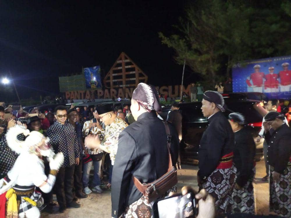 Bacapres Anies Baswedan rayakan malam 1Suro di Pantai Parangkusumo.(IDN Times/Daruwaskita)