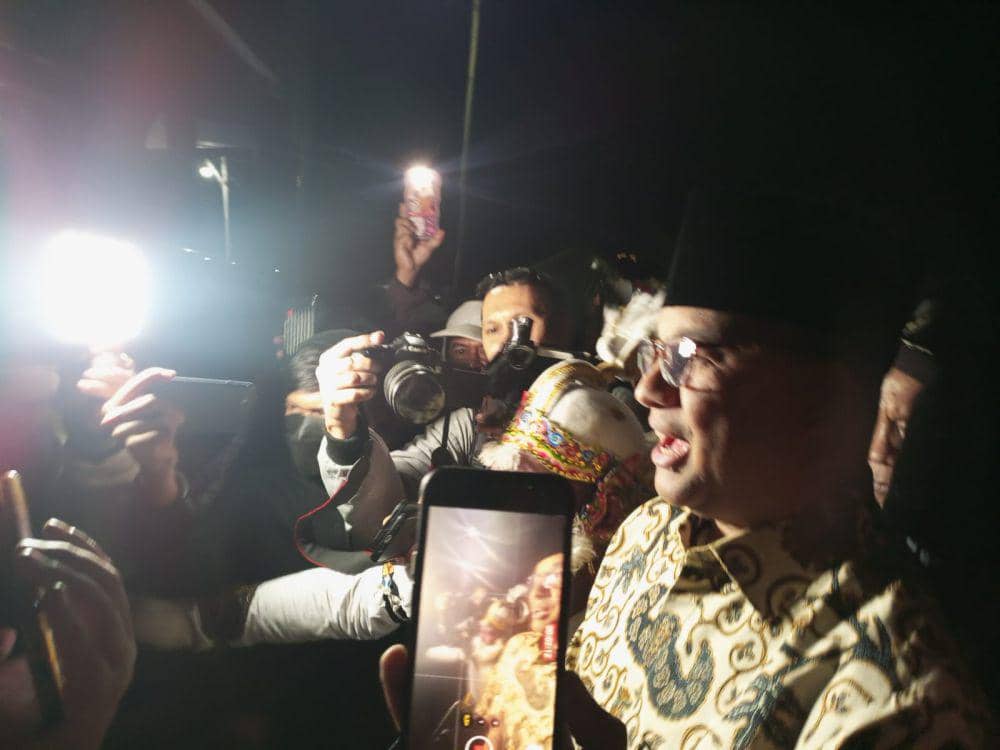 Bacapres Anies Baswedan rayakan malam 1Suro di Pantai Parangkusumo.(IDN Times/Daruwaskita)