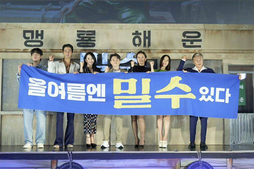 Park Jung Min, Zo In Sung, Kim Hye Soo, sutradara Ryoo Seung Wan, Yum Jung Ah, Go Min Si, dan Kim Jong Soo saat konferensi pers film Smugglers (instagram.com/itsnew_movie)