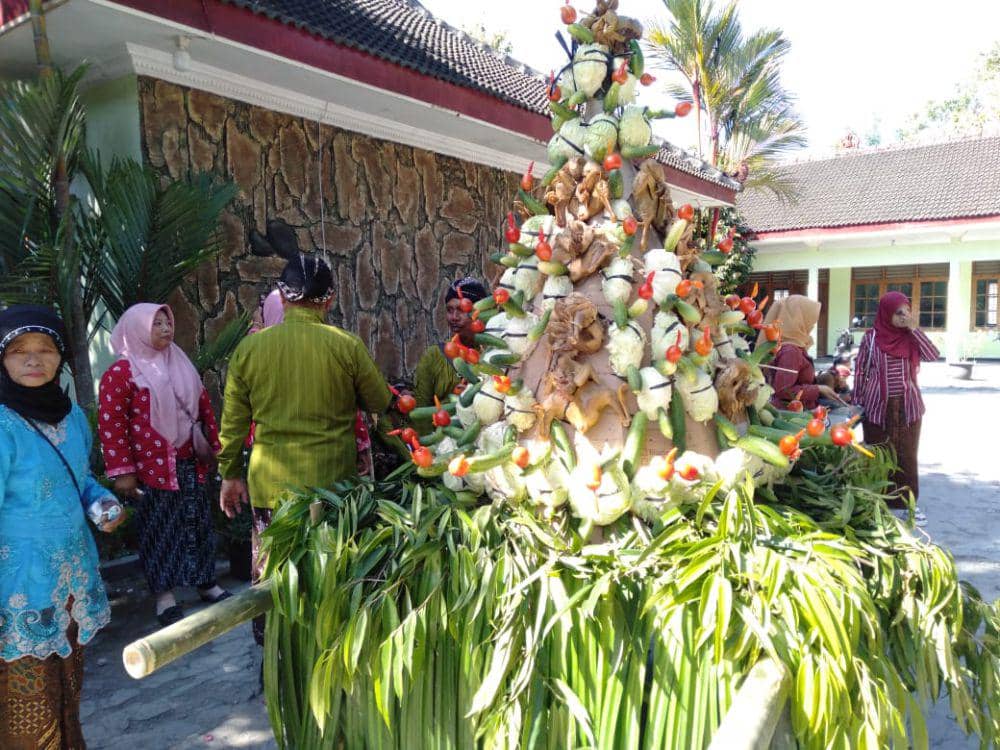 Gunungan ingkung ayam (IDN Times/Daruwaskita)