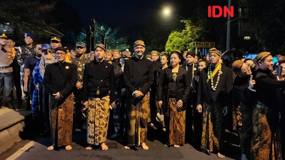 Ganjar dan Gibran Ikuti Ritual Laku Bisu di Kirab Malam 1 Sura