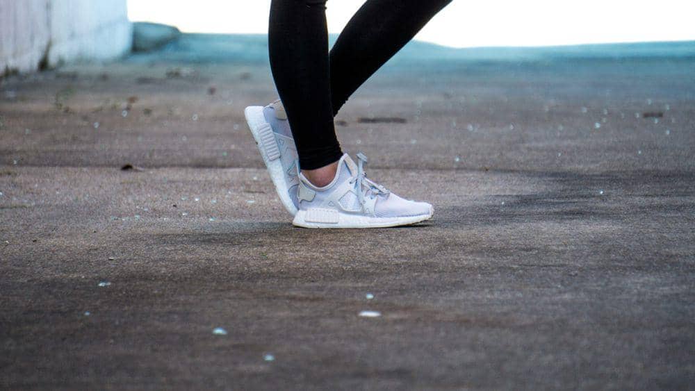 Selain untuk berlari, running shoes juga nyaman untuk jalan-jalan, lho (Unsplash.com/Lee Campbell)