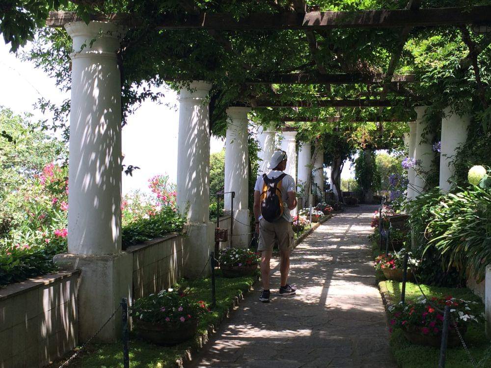 potret taman Villa San Michele di Capri (unsplash.com/Mats Hagwall)