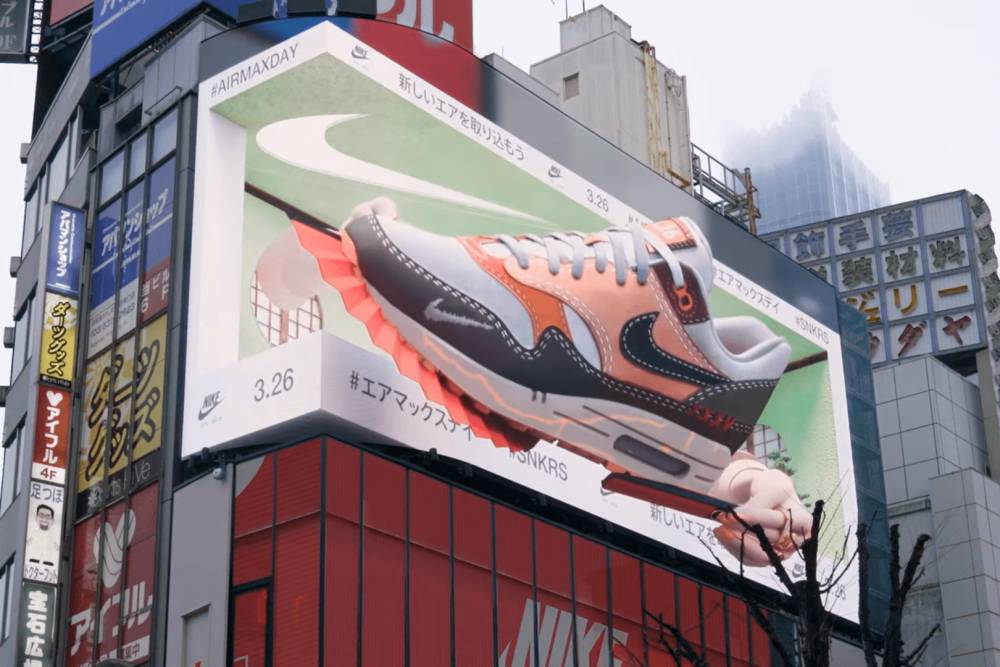 ilustrasi iklan komersial produk Nike di Billboard luar Stasiun Shinjuku, Tokyo (YouTube.com/Nike Careers: Our Stories)