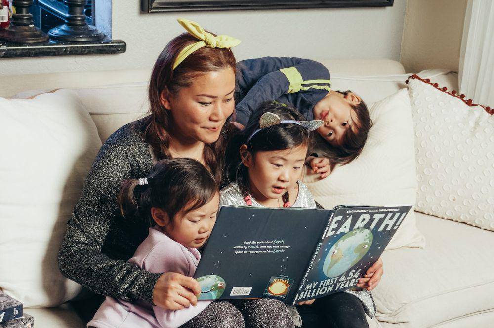 ilustrasi membaca buku bersama anak (pexels.com/Kindel Media)