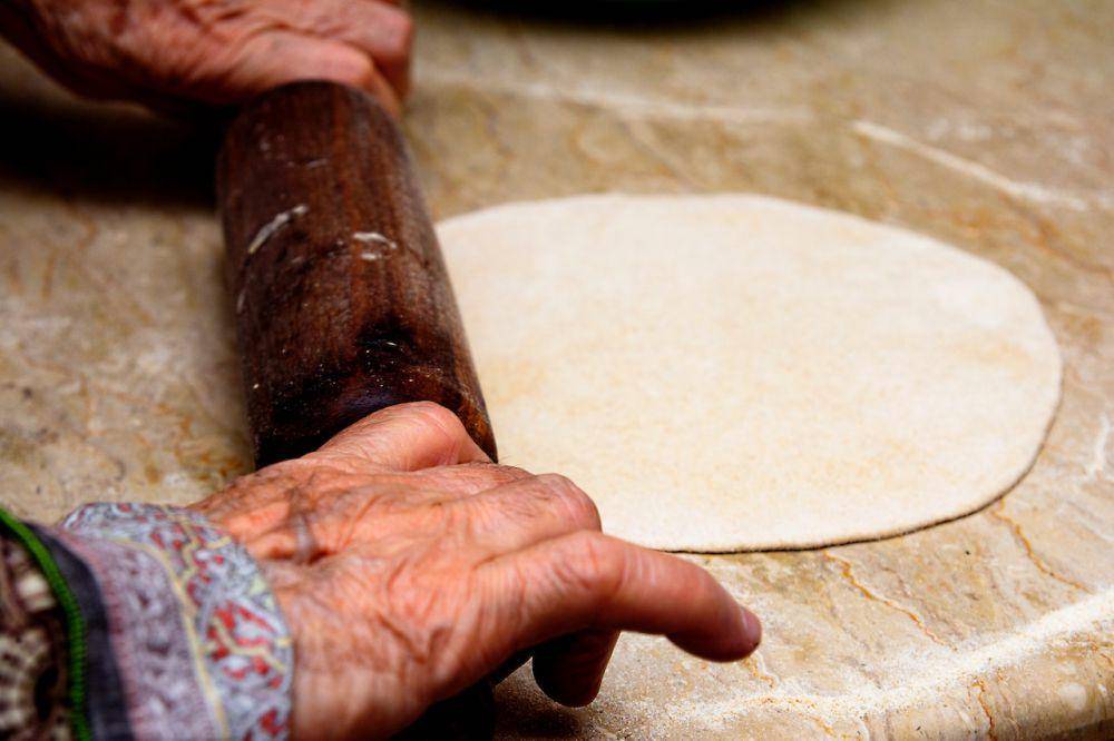ilustrasi mengolah chapati (pexels.com/Usman Yousaf)