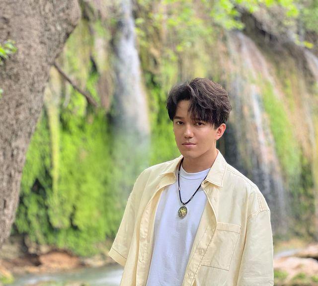 9 Potret Dimash Qudaibergen, Penyanyi Kazakhstan Mirip Idol Korea