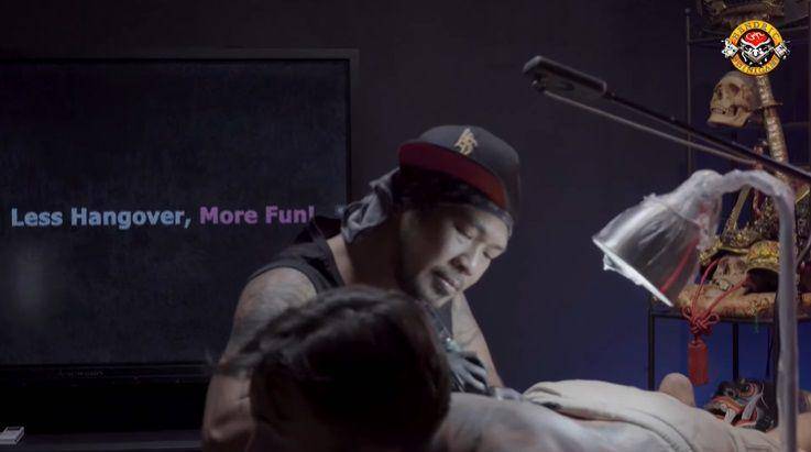 potret Rendy Kjaernett tutup tato muka Syahnaz (youtube.com/hendric shinigami)
