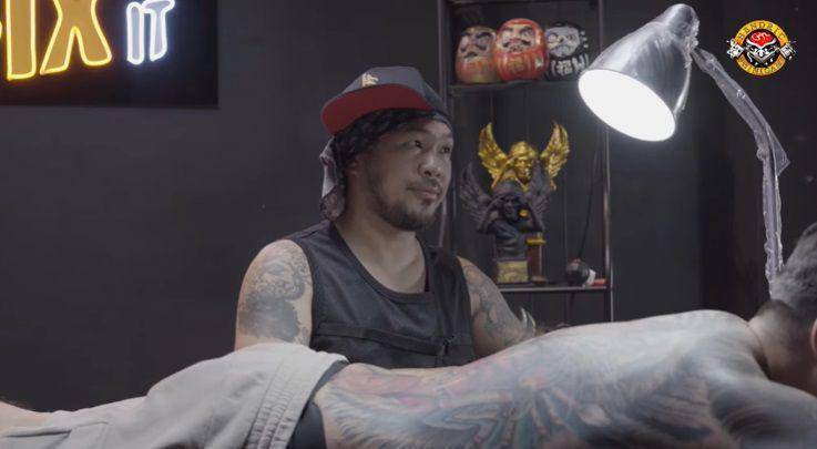 potret Rendy Kjaernett tutup tato muka Syahnaz (youtube.com/hendric shinigami)