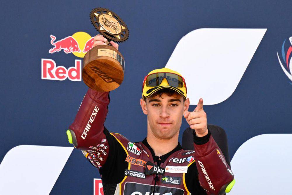 Tony Arbolino mengangkat trofi saat berada di podium GP Amerika 2023. (motogp.com)