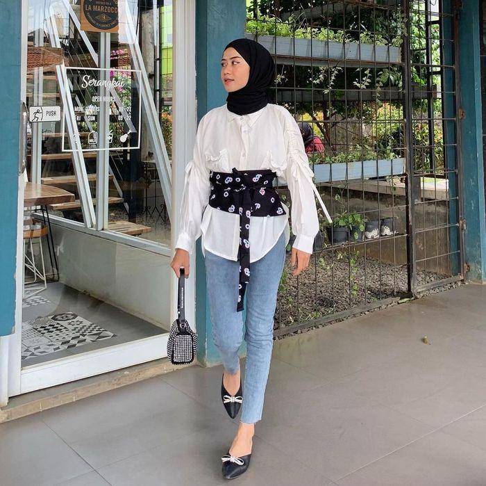 Style hijab pakai obi belt (instagram.com/deliaaystn)