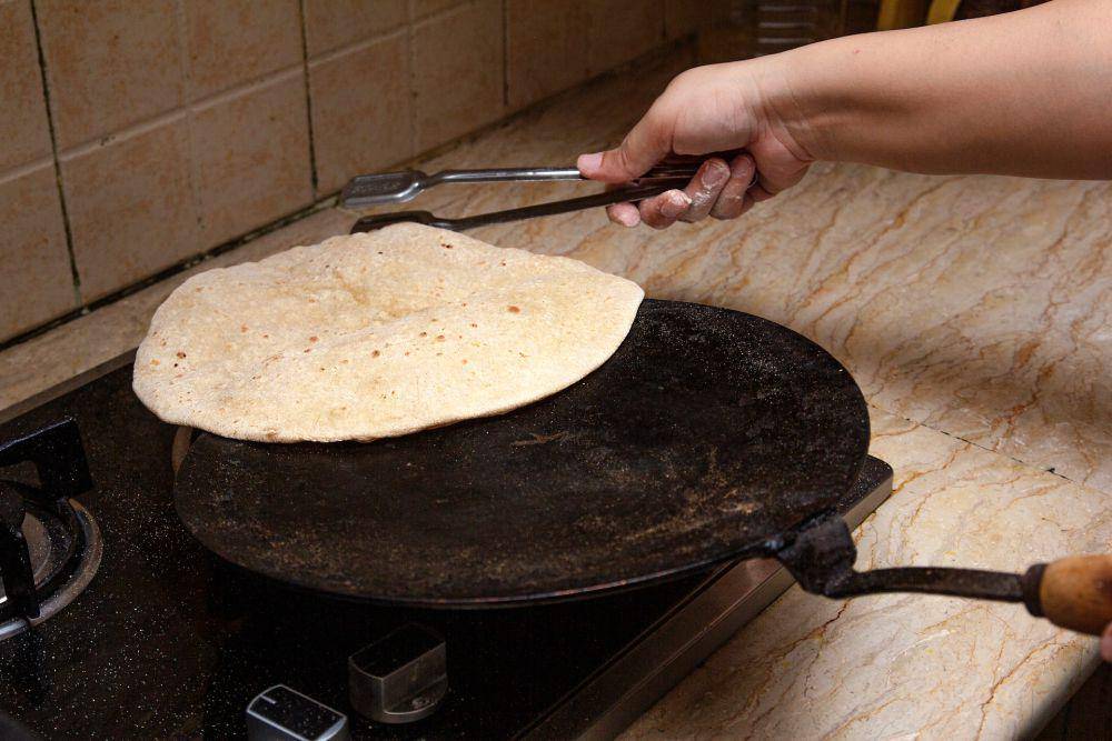 ilustrasi pembuatan chapati (unsplash.com/Usman Yousaf)