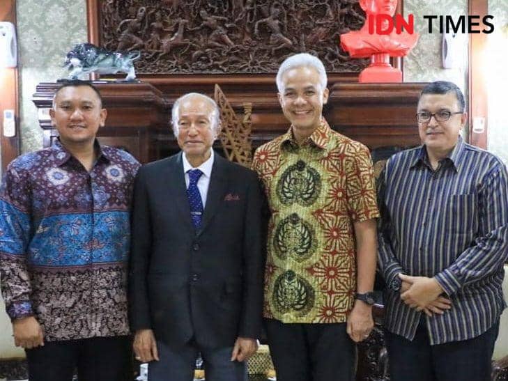 Gubernur Jawa Tengah, Ganjar Pranowo (baju batik) melakukan pertemuan dengan Wali Nanggroe Aceh, Malik Mahmud Al Haytar (jas hitam), di Kota Semarang. (Dokumentasi Humas Lembaga Wali Nanggroe Aceh untuk IDN Times)