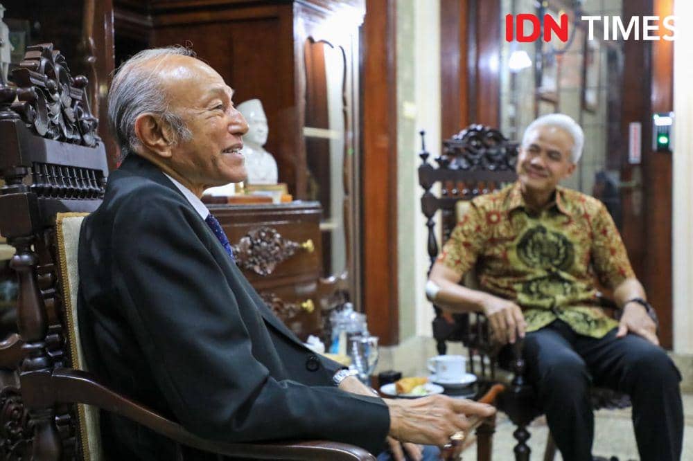 Gubernur Jawa Tengah, Ganjar Pranowo (baju batik) melakukan pertemuan dengan Wali Nanggroe Aceh, Malik Mahmud Al Haytar (jas hitam), di Kota Semarang. (Dokumentasi Humas Lembaga Wali Nanggroe Aceh untuk IDN Times)