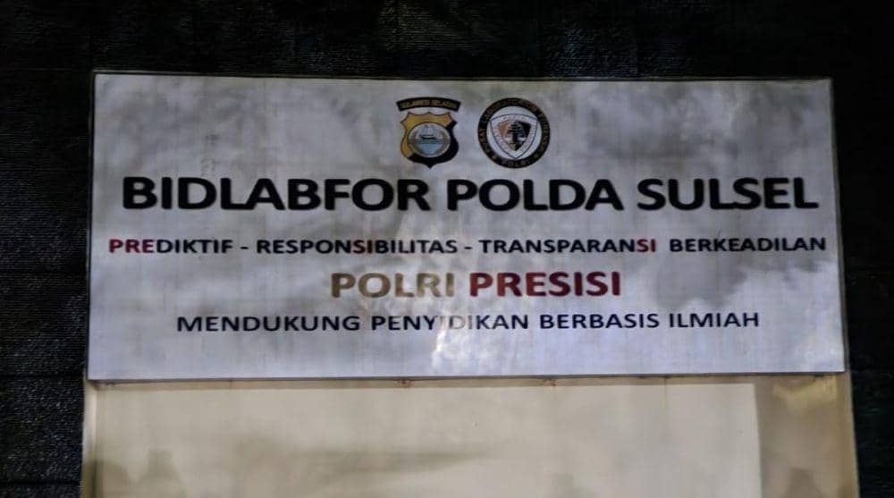 Papan kantor Bidlabfor Polda Sulsel di Makassar. (Istimewa)