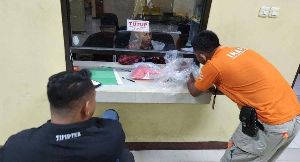 Penyidik Polres Gowa serahkan sampel makanan di loket Labfor Polda Sulsel di Gowa. (Istimewa)