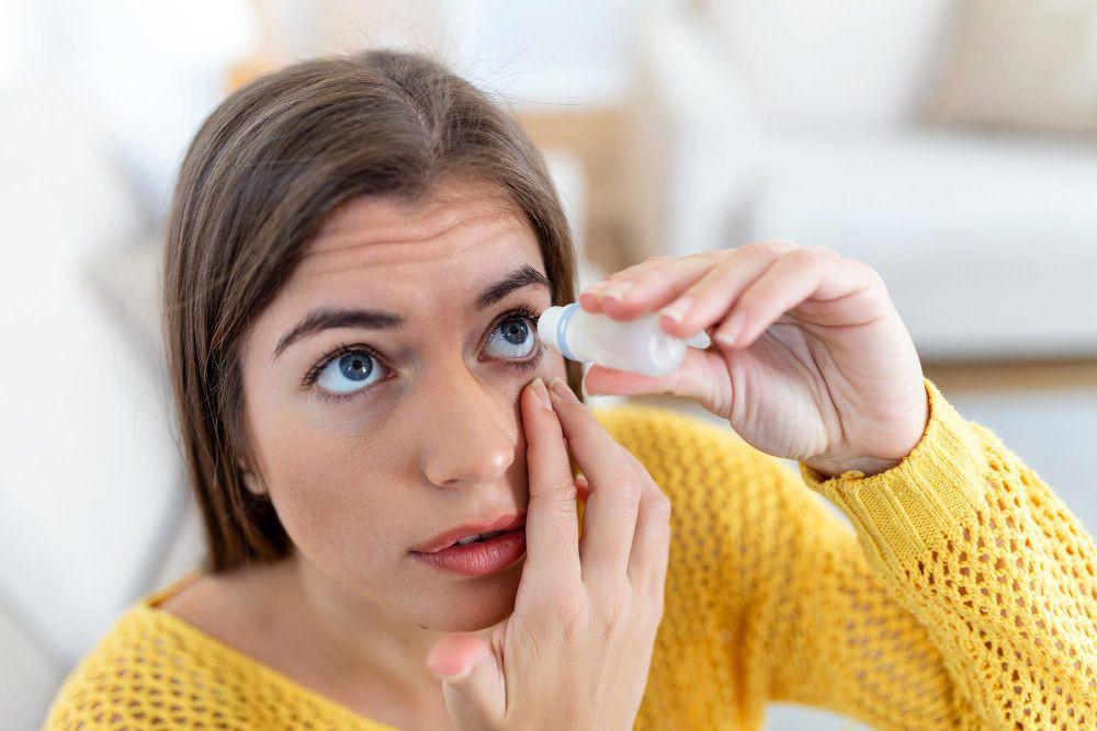 7 Kesalahan yang Sering Dilakukan Saat Pakai Obat Tetes Mata
