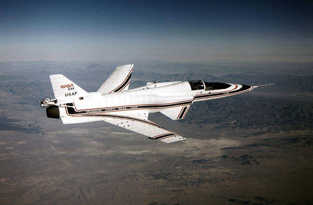Sebuah X-29 yang sedang dalam penerbangan pada 1990. (commons.wikimedia.org/NASA / DFRC / Larry Sammons)