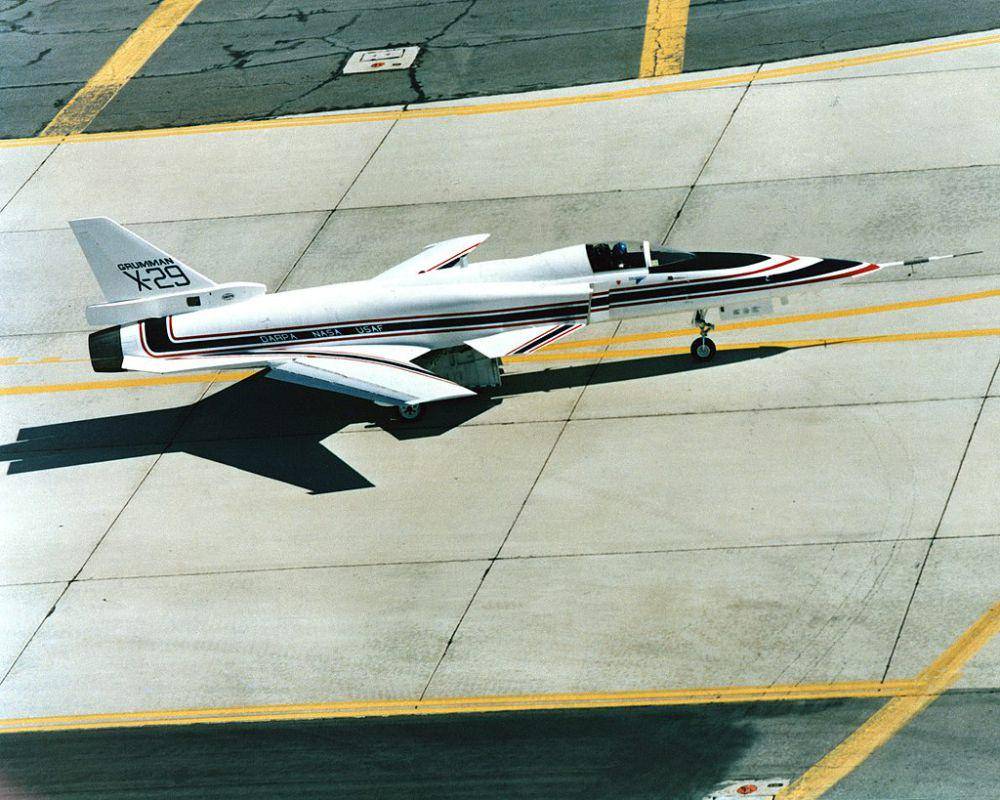 Sebuah X-29 yang sedang melaju di taxiway Pangkalan Angkatan Udara Edwards pada 4 Februari, 1985. (commons.wikimedia.org/Sgt. Jim Riggs)