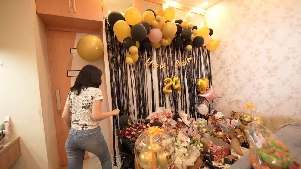 Happy Asmara buka kado (YouTube.com/Happy Asmara Official)