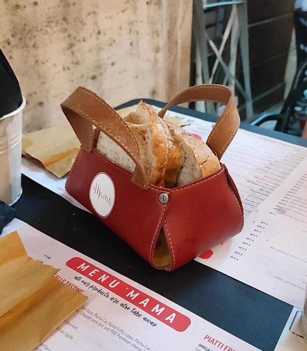 potret roti disajikan di tempat gak terduga (reddit.com/user/J_ClerMont)