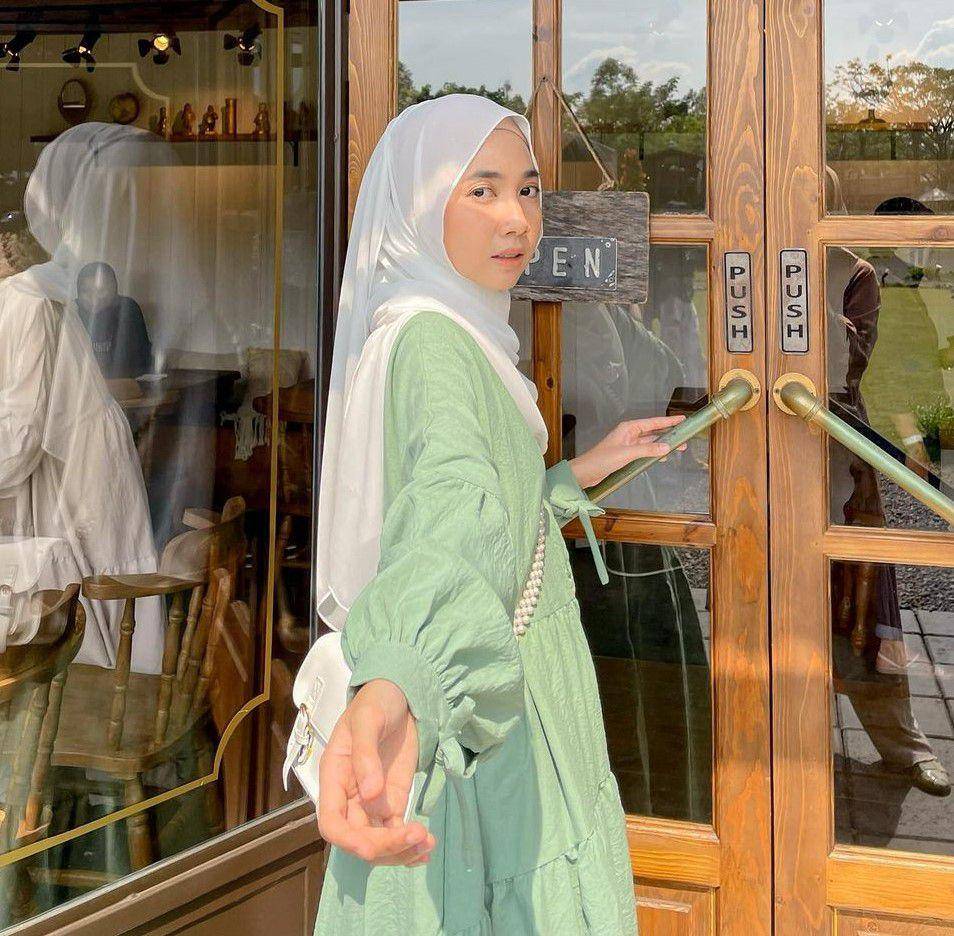 warna jilbab yang cocok dipadukan baju hijau sage (instagram.com/richaeu)