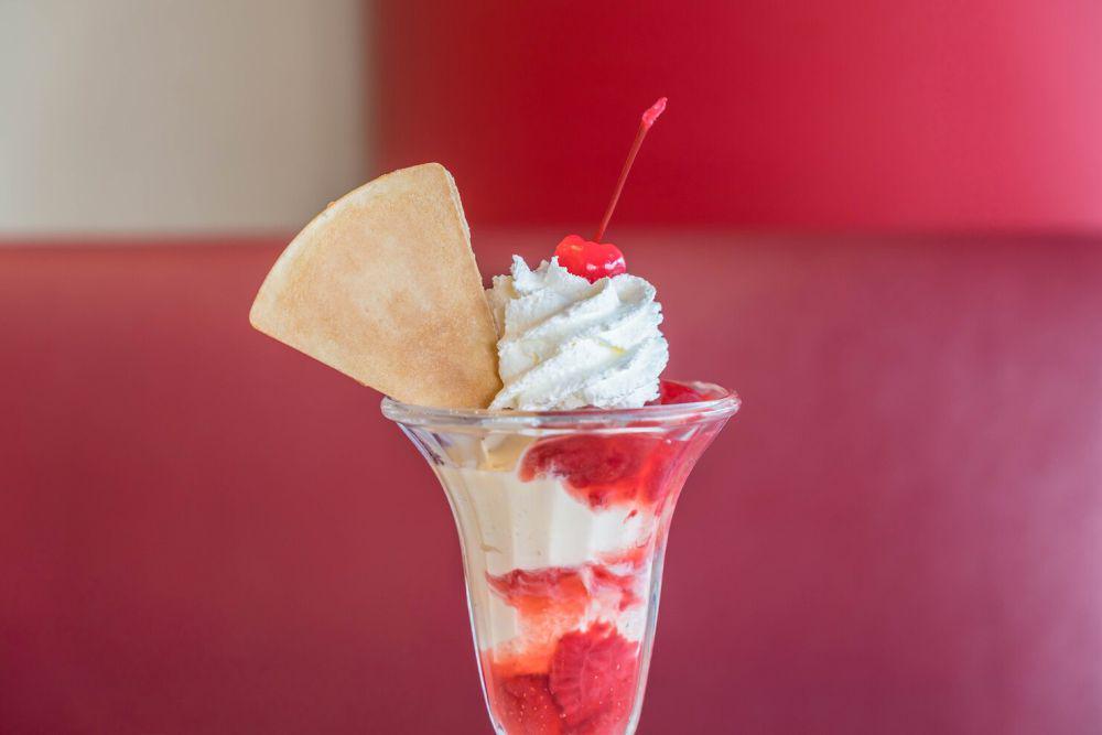 Resep Strawberry Sundae yang Mudah Dibuat di Rumah, Segar Asam Manis