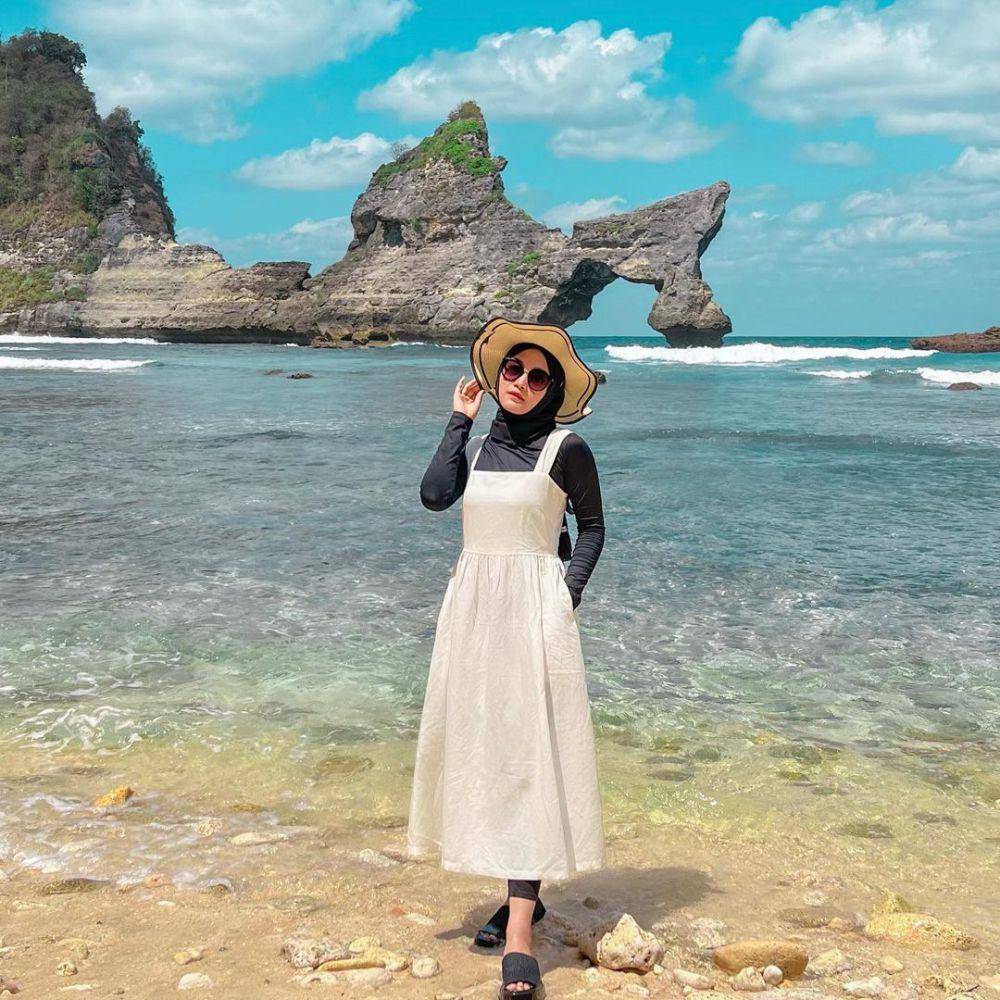 inspirasi outfit piknik ala Putri Delina (instagram.com/putridelinaa)