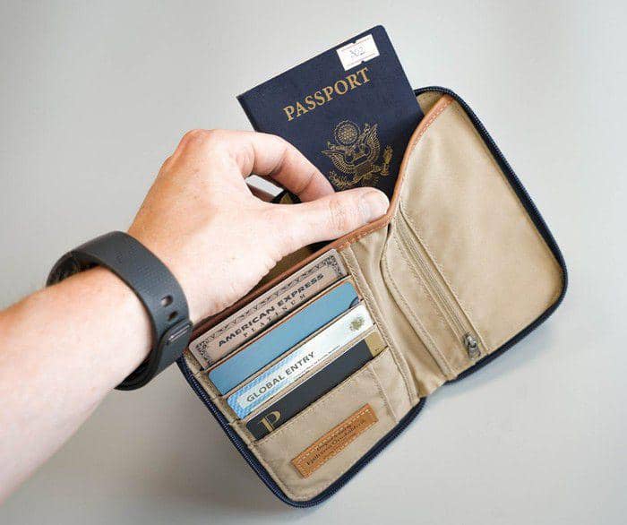 ilustrasi passport case (tokopedia.com)