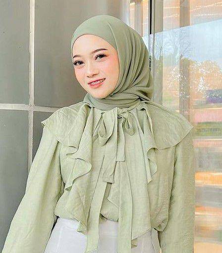 warna jilbab yang cocok dipadukan baju hijau sage (instagram.com/hanifadl_)