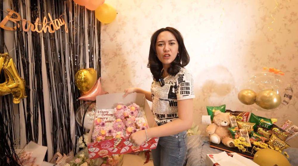 Happy Asmara buka kado (YouTube.com/Happy Asmara Official)