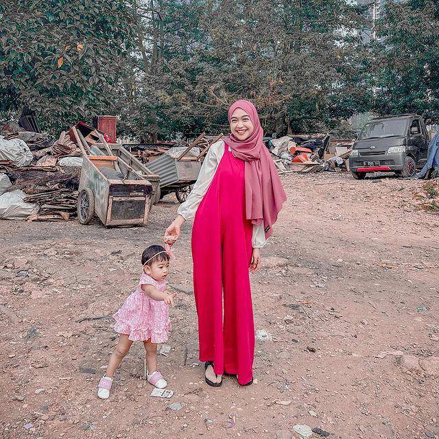 padu padan outfit pink (instagram.com/riaricis1795)