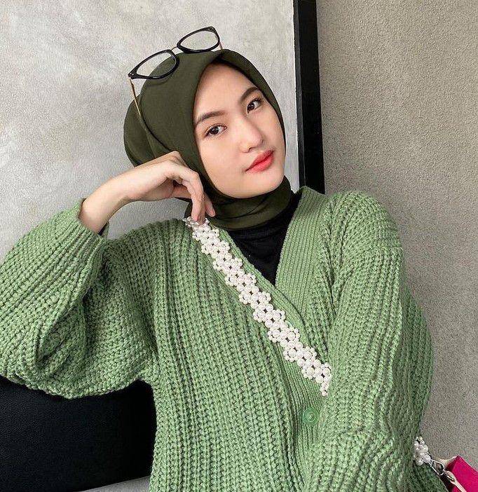 warna jilbab yang cocok dipadukan baju hijau sage (instagram.com/intanghazll_)