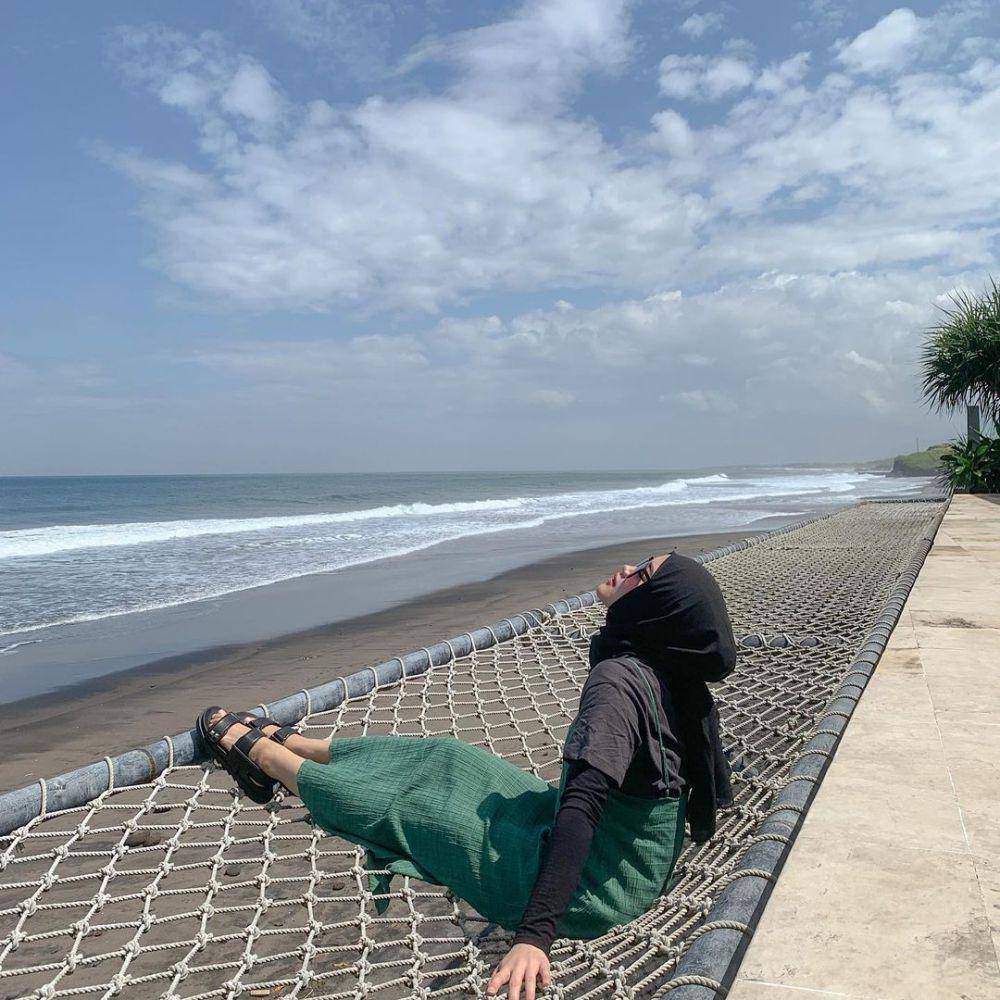 inspirasi outfit piknik ala Putri Delina (instagram.com/putridelinaa)