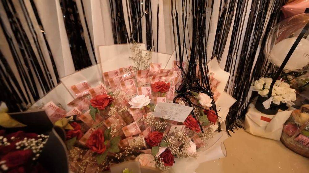 Happy Asmara buka kado (YouTube.com/Happy Asmara Official)