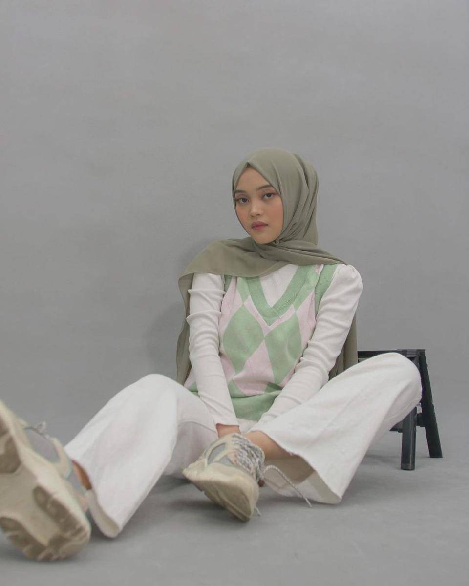 inspirasi outfit piknik ala Putri Delina (instagram.com/putridelinaa)
