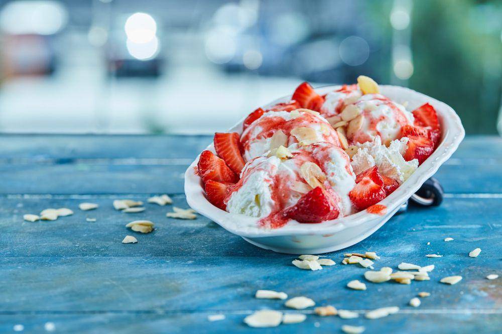 ilustrasi sundae stroberi (freepik.com/azerbaijan_stockers)