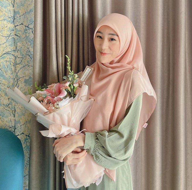 warna jilbab yang cocok dipadukan baju hijau sage (instagram.com/larissachou)