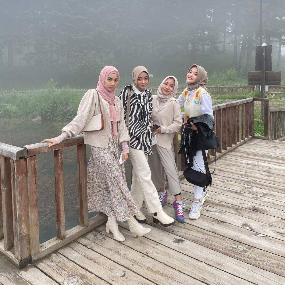 inspirasi outfit piknik ala Putri Delina (instagram.com/putridelinaa)