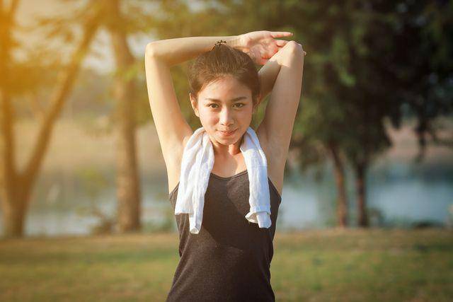 ilustrasi overhead triceps stretch atau peregangan trisep di atas kepala (vecteezy.com/Sumetee Theesungnern)