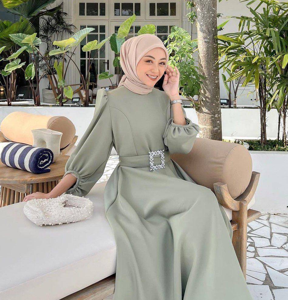 warna jilbab yang cocok dipadukan baju hijau sage (instagram.com/meiraniap)