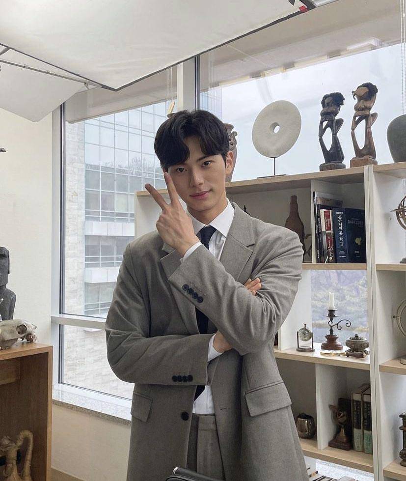 Lee Chae Min di drama See You in My 19th Life (instagram.com/l.c.m____)
