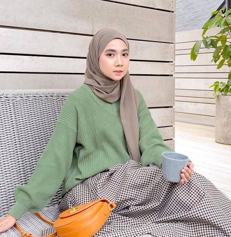 warna jilbab yang cocok dipadukan baju hijau sage (instagram.com/richaeu)