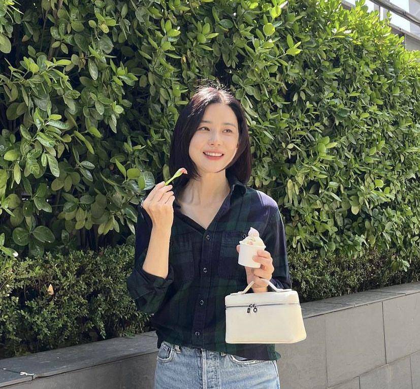 Lee Bo Young (instagram.com/lee.b0.young)
