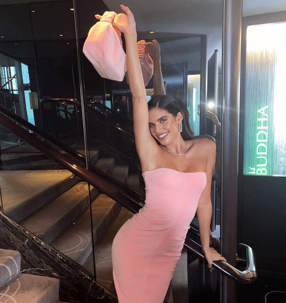 one tone outfit ala Sara Sampaio (instagram.com/sarasampaio)