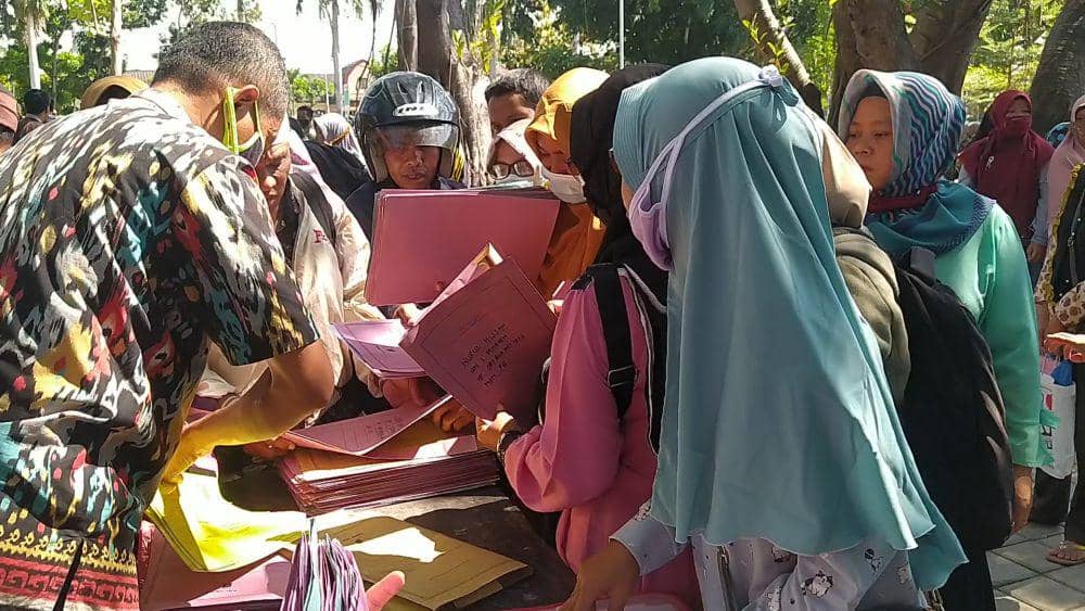 Ratusan tenaga honorer guru mengumpulkan berkas data diri saat menggelar aksi protes ke kantor BKPSDM Lotim (dok. Pribadi/Ruhaili)
