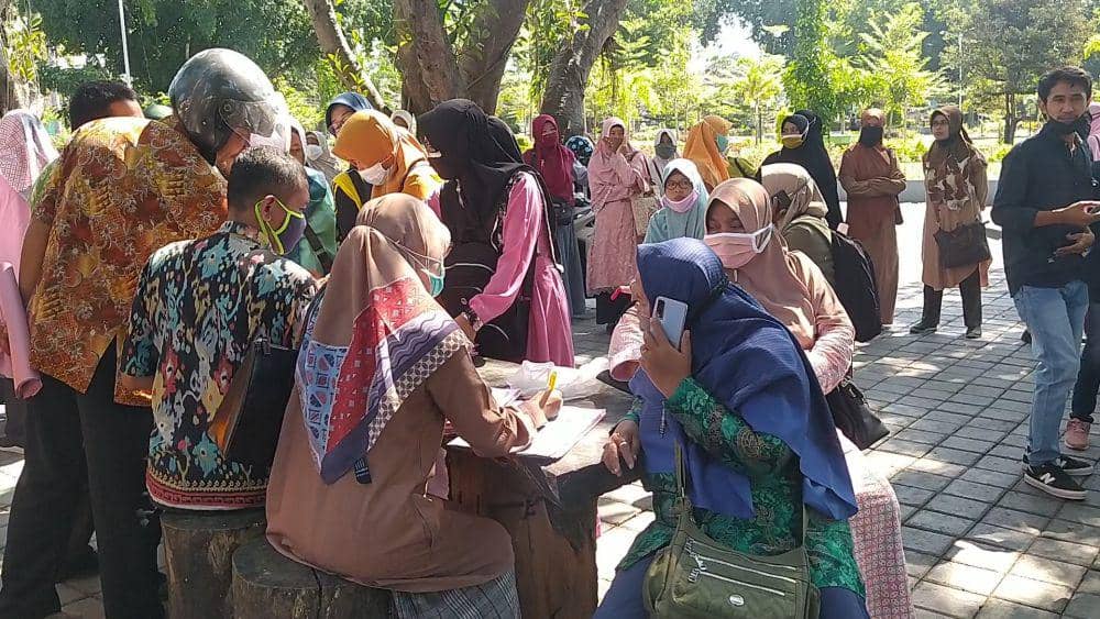 Ratusan tenaga honorer guru mengumpulkan berkas data diri saat menggelar aksi protes ke kantor BKPSDM Lotim (dok. Pribadi/Ruhaili)