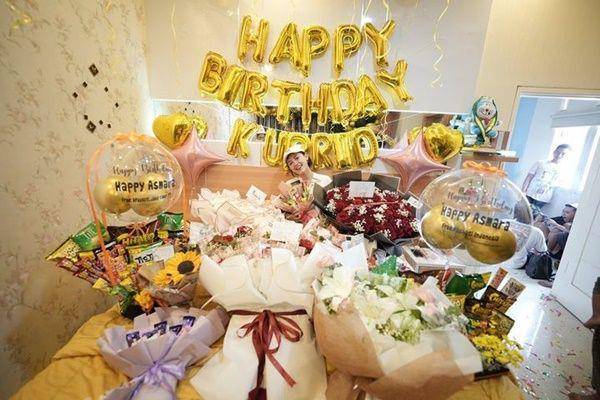 Happy Asmara buka kado (YouTube.com/Happy Asmara Official)