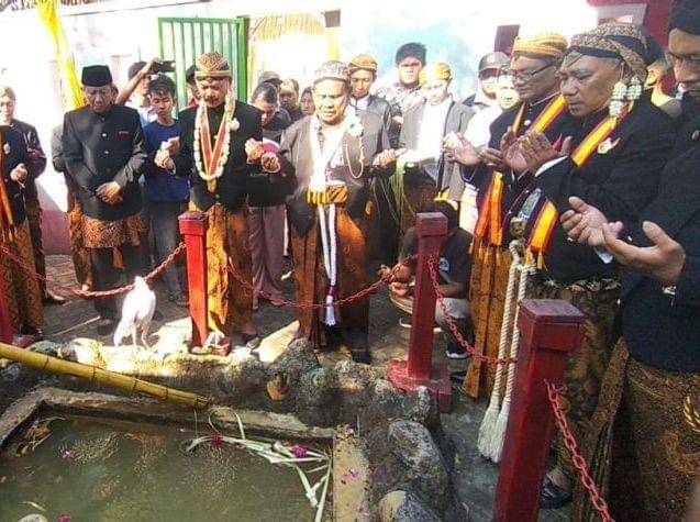 Prosesi jamasan pusaka, Ruwat Sengkolo Bumi Projo. IDN Times/ Riyanto