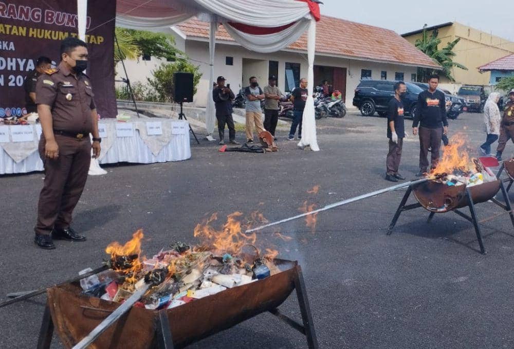 Senpi hingga Narkoba, Kejari Bandar Lampung Musnahkan BB 281 Perkara